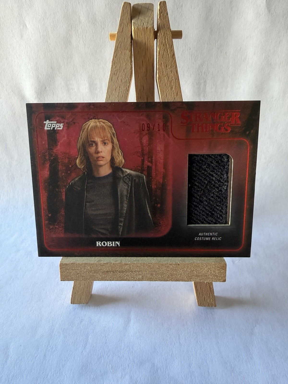 2025 Topps Stranger Things - “Robin” Maya Hawke Auténtico Disfraz Reliquia #9/10