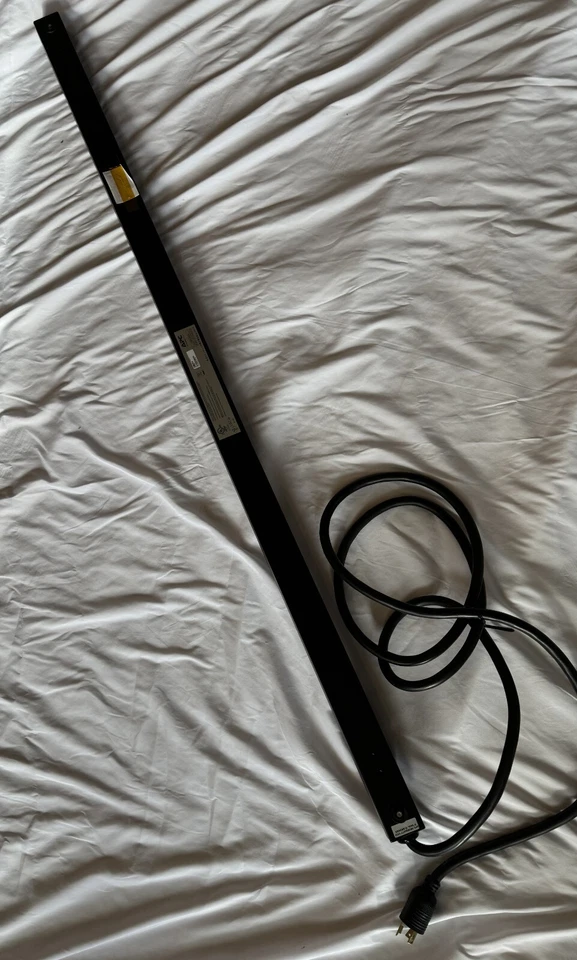 APC AP7541 Rack PDU, Basic, Zero U, 30A, 200/208V, (20)C13 & (4)C19 - Image 3 of 4