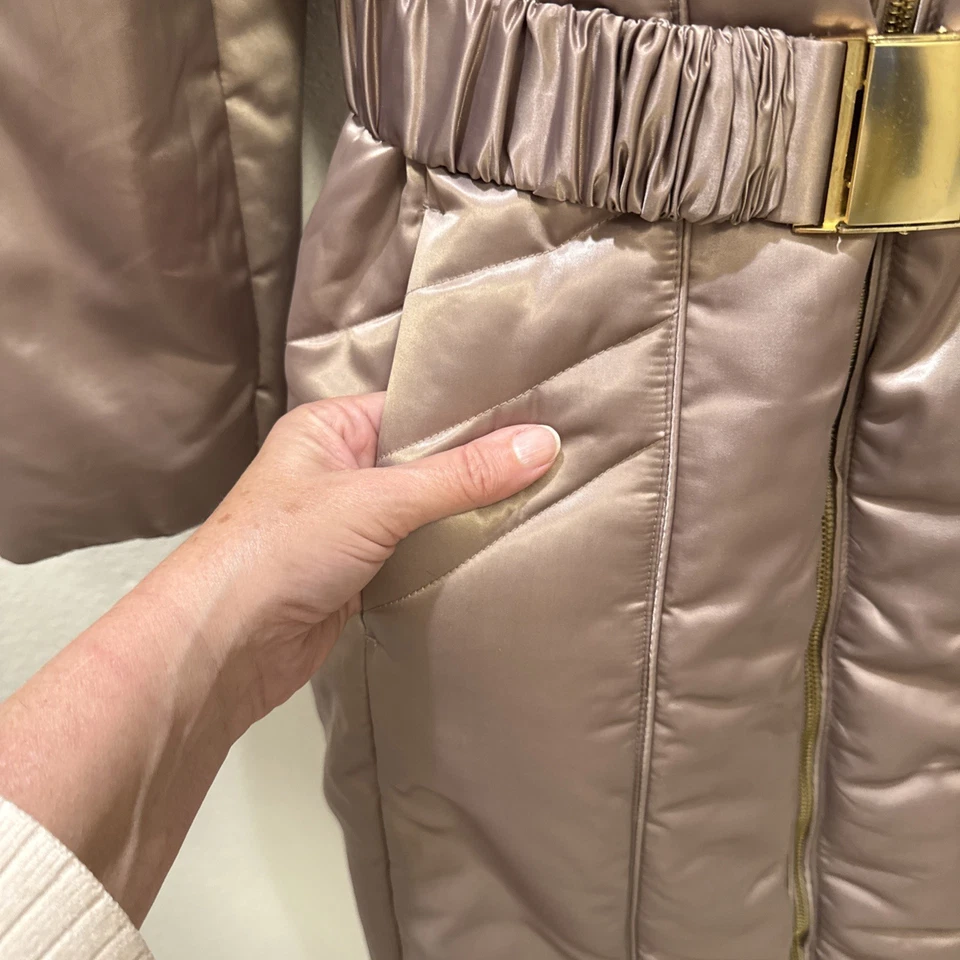 Abrigo acolchado con cinturón dorado tostado Alfani cuello de piel sintética talla mediana. Gently Loved Foto 4 de 4