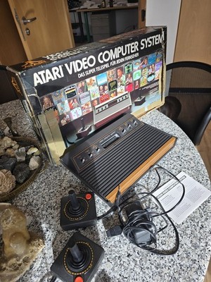 Atari VCS 2600 Konsole mit 2 Controllern In OVP Netzteil und Kabel Top Zustand