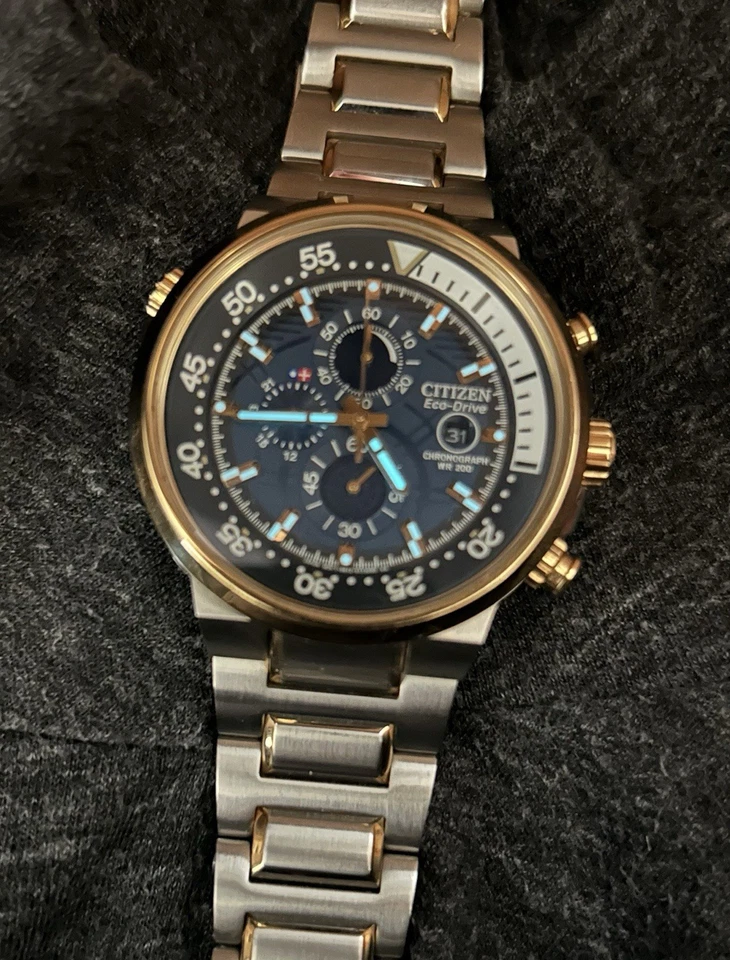 Citizen Eco-Drive Cronógrafo Solar Cuarzo WR200 Azul/Dorado Caja y Papeles Nuevo de Lote Antiguo Foto 2 de 4