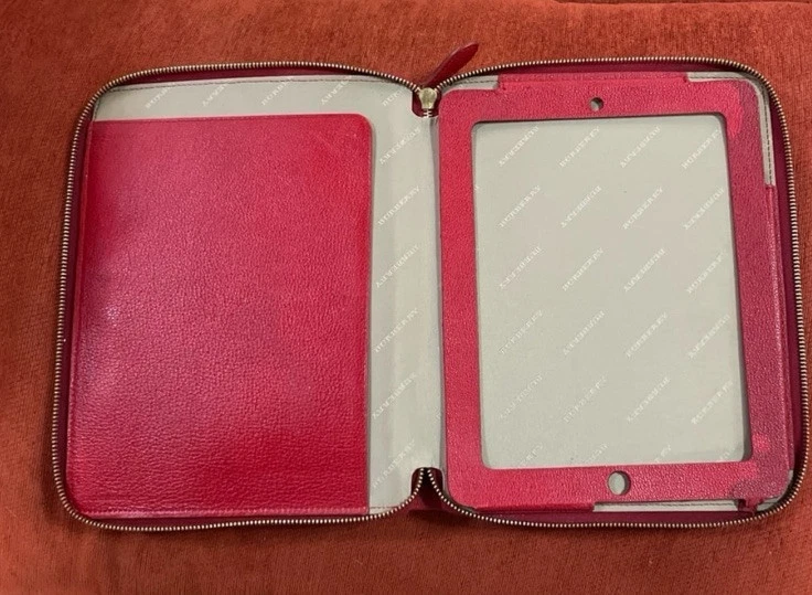 Burberry Haymarket Cuadros Recubierto Logo Lona iPad 2 Cremallera Funda Roja Foto 2 de 4