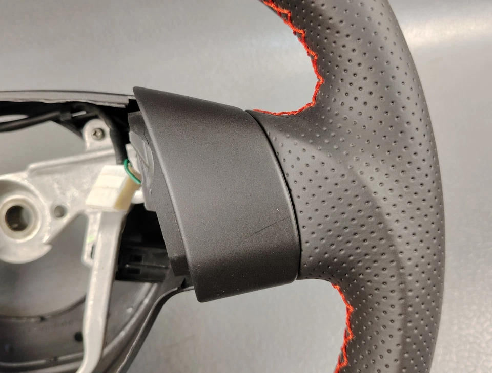 Volante SUZUKI SX4 FONDO PLANO PUNTADAS ROJAS CUERO PERFORADO Foto 4 de 4