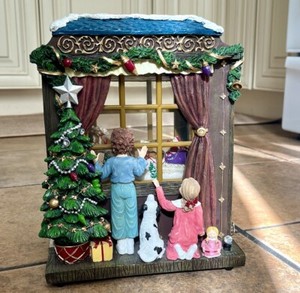 VINTAGE Christmas MUSIC SNOW GLOBE Display Decoresnow santa reindeer cabin famly