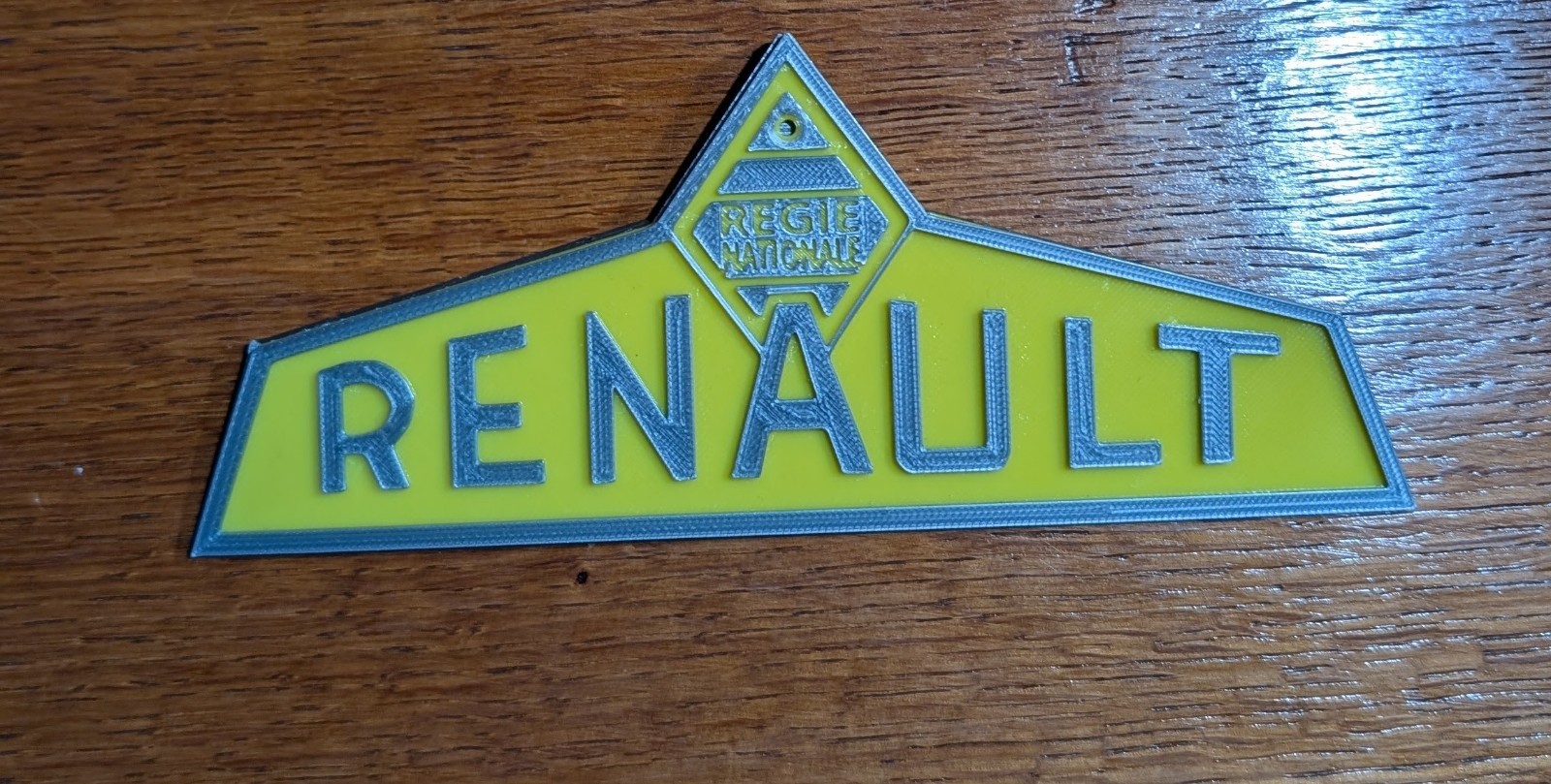 Emblème tracteur Renault D22 jaune - Insigne de capot en métal moulé haute finition