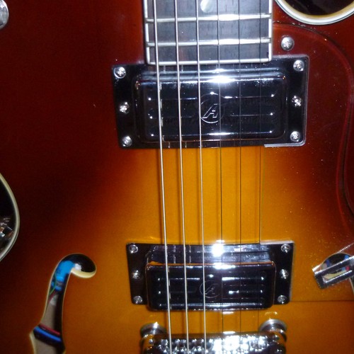 Hollow -Body Jazz - Gitarre mit eingebautem Amp. und Lautsprecher von BJB - Bild 5 von 11