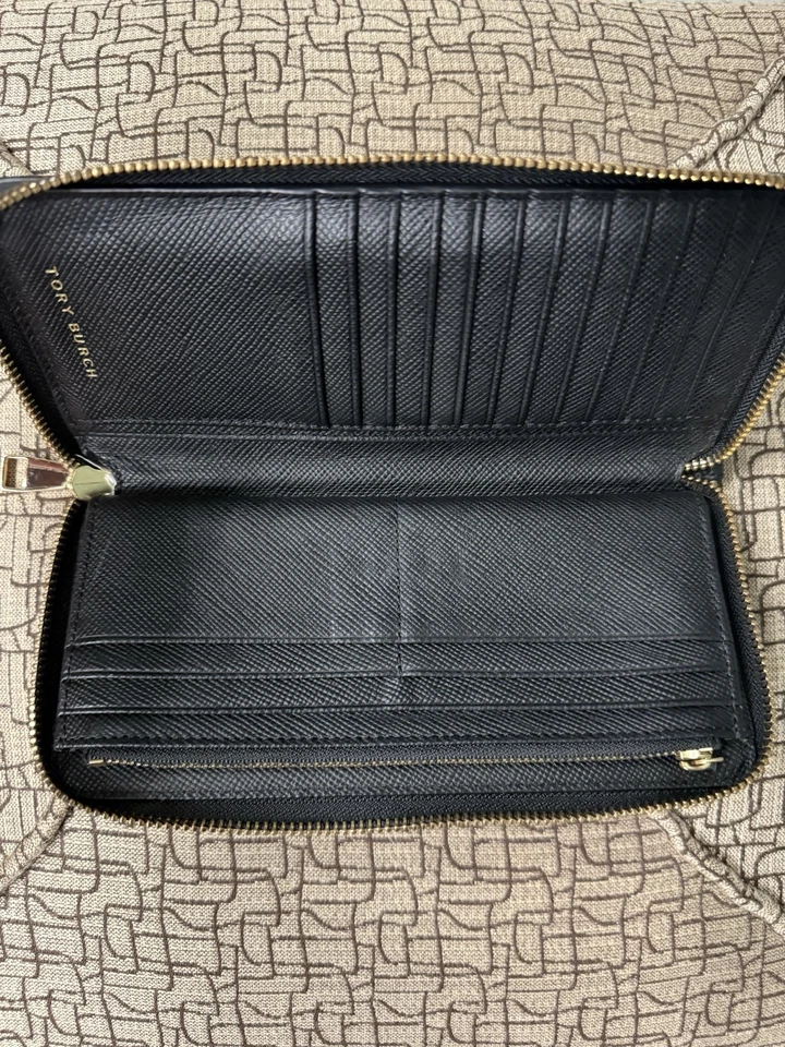 Cartera de muñeca Tory Burch de cuero negro con cremallera alrededor logotipo dorado Foto 3 de 4