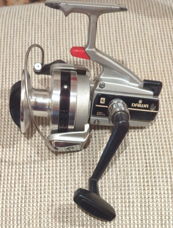 Daiwa 4000C Medium/Heavy Saltwater Spinning Reel - Silver Series- Clean