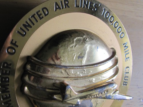 VINTAGE UNITED AIRLINES 100,000 MILE CLUB AIRPLANE TRAVEL PLAQUE SIGN 4"