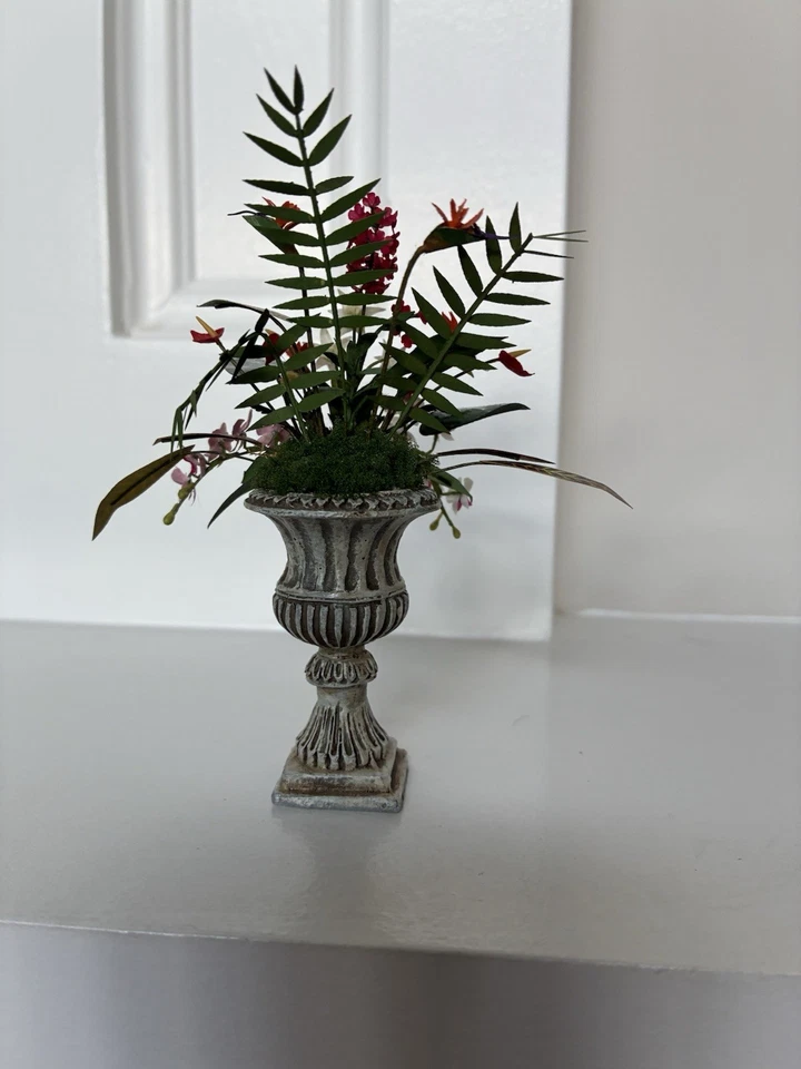 Paula  Gilhooley Flower Arrangement - Image 4 of 4