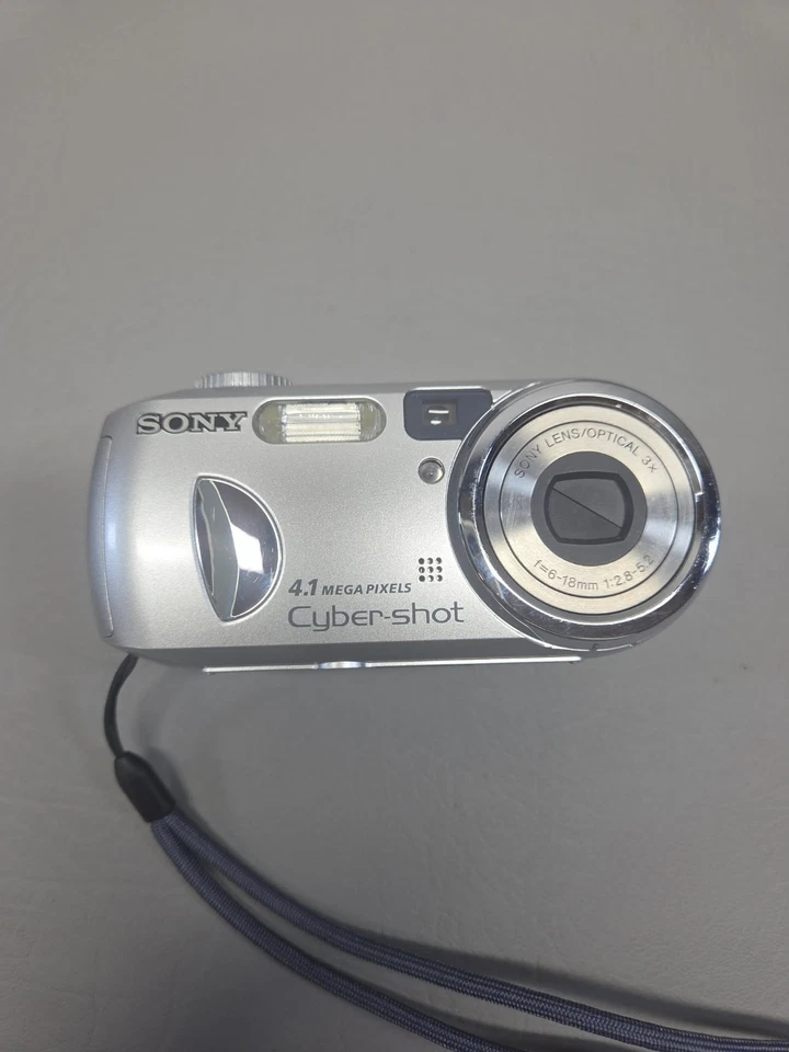 Sony Cybershot Digital Camera Parts Or Repair DSC-P73 4.1MP Silver + Memory Card - Image 2 of 4