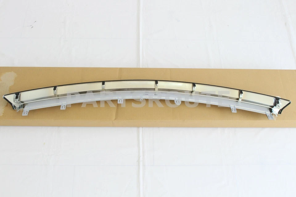 Moldura de rejilla inferior delantera genuina Infiniti QX56 QX80 OEM 62385-1LA0A Foto 3 de 4