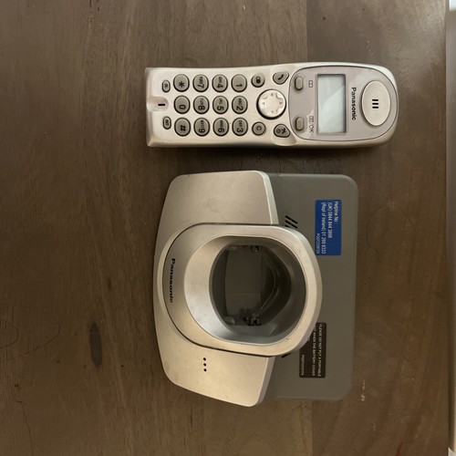 Panasonic KX-TG1100E KX-TG1102E Cyfrowy telefon bezprzewodowy z podstawą i zasilaczem - Zdjęcie 2 z 7