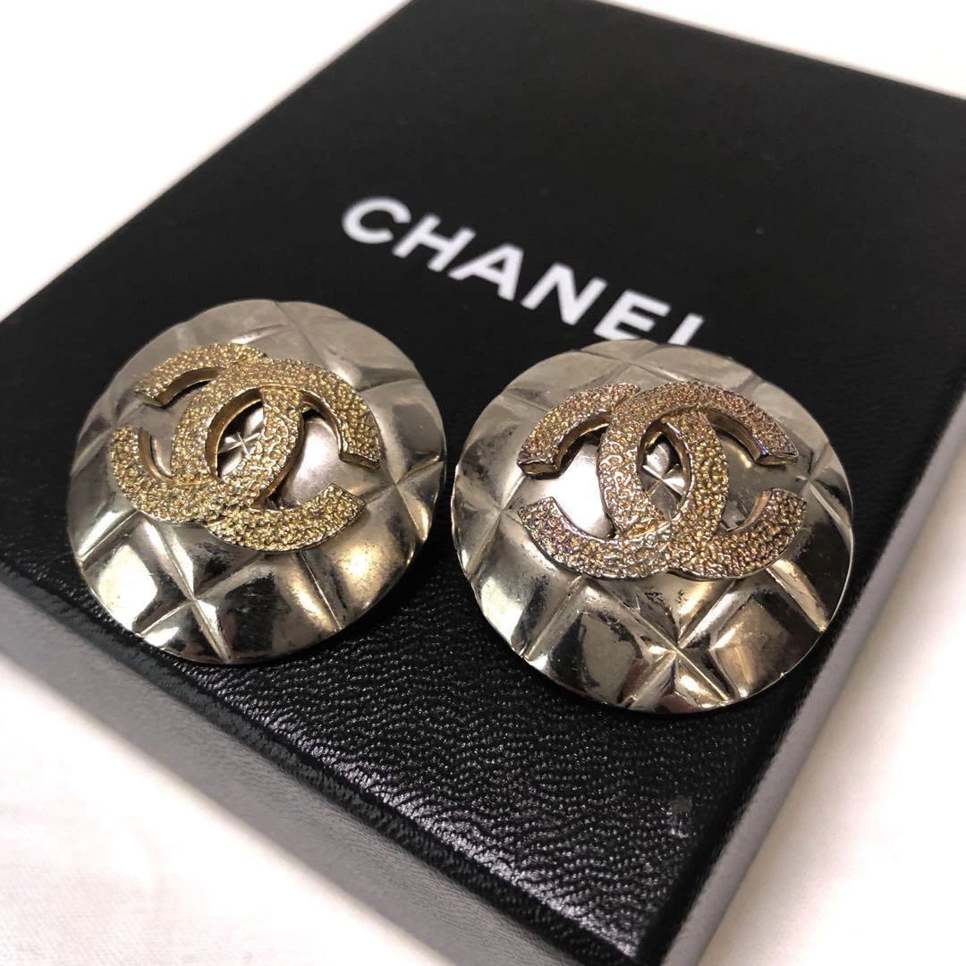 Chanel Vintage Gold Metal Gunmetal Round CC Logo Clip On Earrings Golden  ref.724208 - Joli Closet