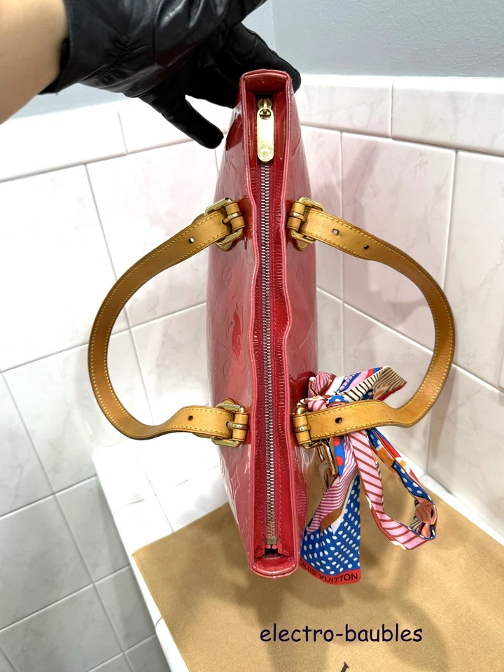 Auténtico Bolso Louis Vuitton Monograma Vernis Brentwood en Framboise - Usado en Excelente Condición Foto 3 de 4