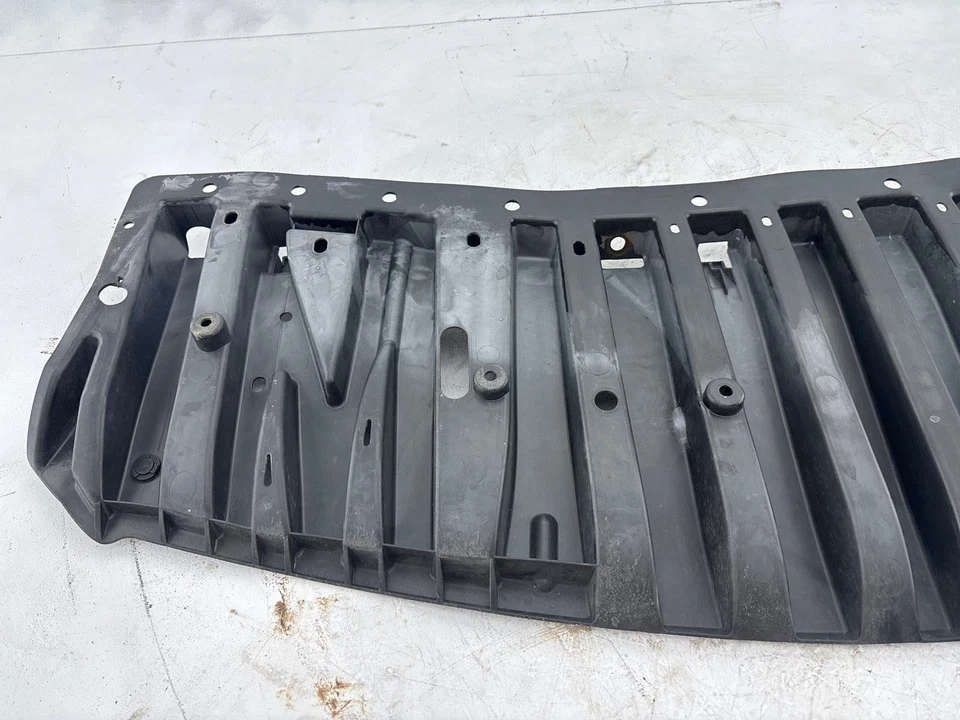 Protector contra salpicaduras de motor inferior delantero Nissan Versa hatchback 14-19 OEM Foto 2 de 4