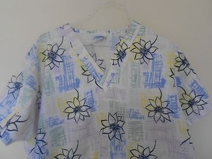 Woman's Med Gear Uniforms  2 Pocket VNeck Flower Print Scrub - Size S