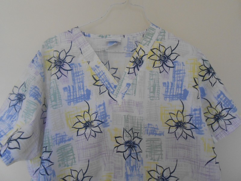 Woman's Med Gear Uniforms  2 Pocket VNeck Flower Print Scrub - Size S