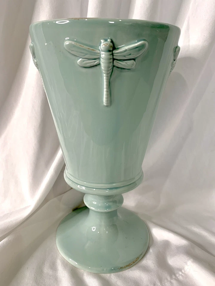 Jarrón urna pedestal azul libélula en relieve 9 3/4”h Foto 4 de 4