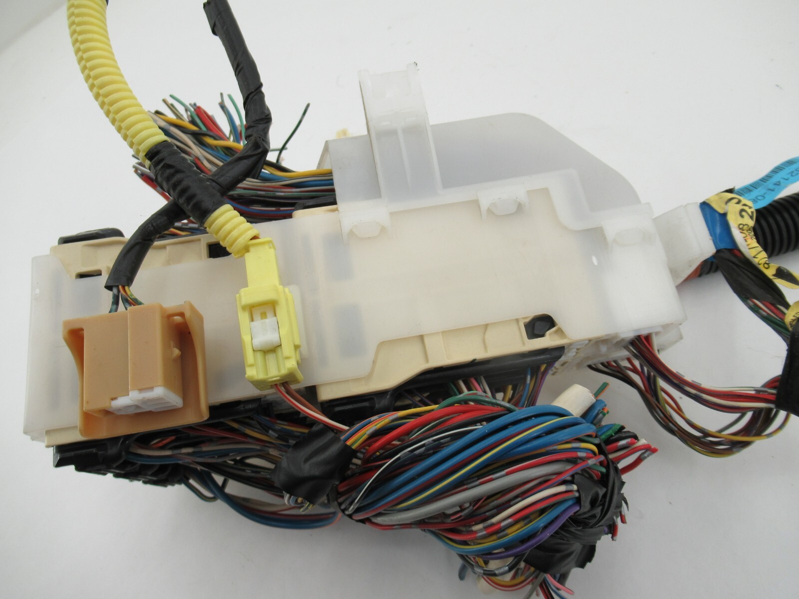 04-10 TOYOTA SIENNA DASH WIRING HARNESS JUNCTION BLOCK ASSEMBLY PLUG OEM