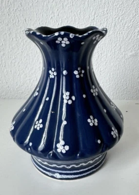 Gmundner Keramik Dirndl blau Blumenvase 14 cm GK1104 (2412DE28) 05/26 - Bild 1 von 4
