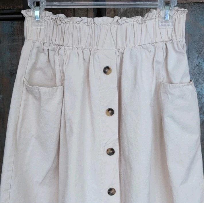 Saia Midi Forever 21 Plissada Botão para Baixo Bolsos Cottage Boho - Feminina Média - Imagem 2 de 4