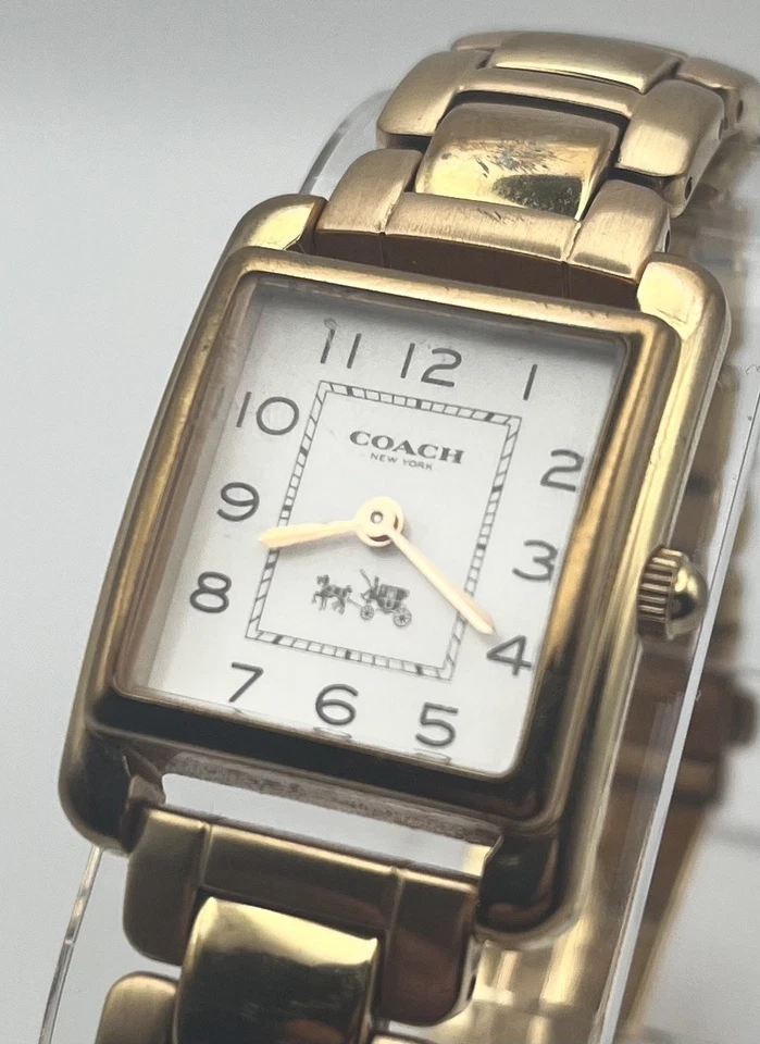 Reloj Coach Cuarzo Acero Inoxidable Tono Dorado Cuadrado Esfera Blanca Necesita Batería Nueva Foto 2 de 4