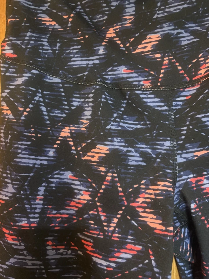 Old Navy Active Go-Dry Maternity activewear Capri Leggings Large Full panel  - Image 2 of 3