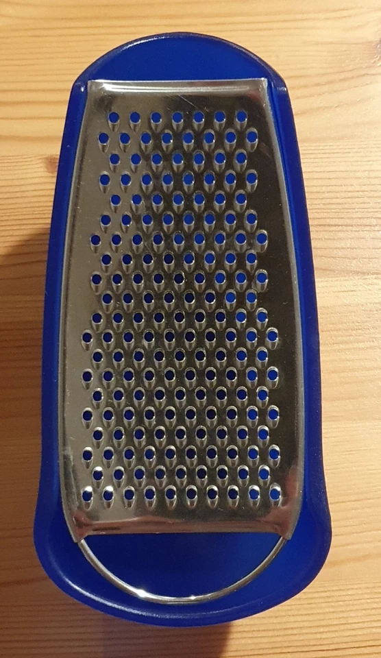 Alessi Käsereibe Parmenide Blau Design Alejandro Ruiz Design