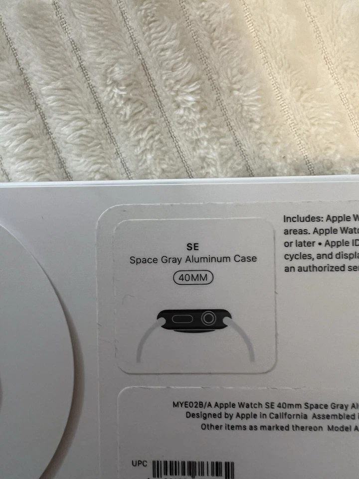 Apple Watch SE 40mm Space Grey Aluminum Case with Black Sport Band - Regular GPS, photo 4 of 5