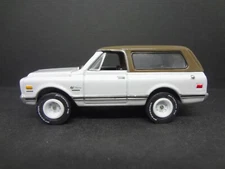 Johnny Lightning 1970 Chevrolet Blazer olympic wht/brown - Loose New Mint 1:64