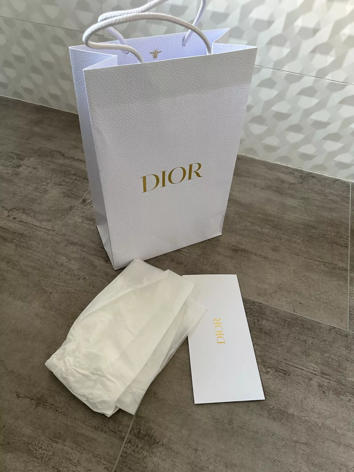 SAC CADEAU SHOPPING TEXTURE BLANCHE CHRISTIAN DIOR 15*10*5 pouces