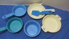 VINTAGE FISHER PRICE FUN WITH FOOD ASSORTED POTS AND PANS MIXING BOWL