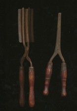 G16 - VINTAGE WOODEN HANDLE HAIR STRAIGHTNER CURLER