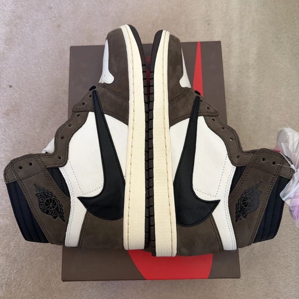 Talla 10.5 - Jordan 1 Retro OG x Travis Scott High Mocha (NUNCA USADO) Foto 3 de 4
