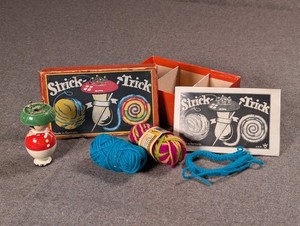 Vintage Stick Trick Knitting Tool In Box With Yarn & Pamphlet 