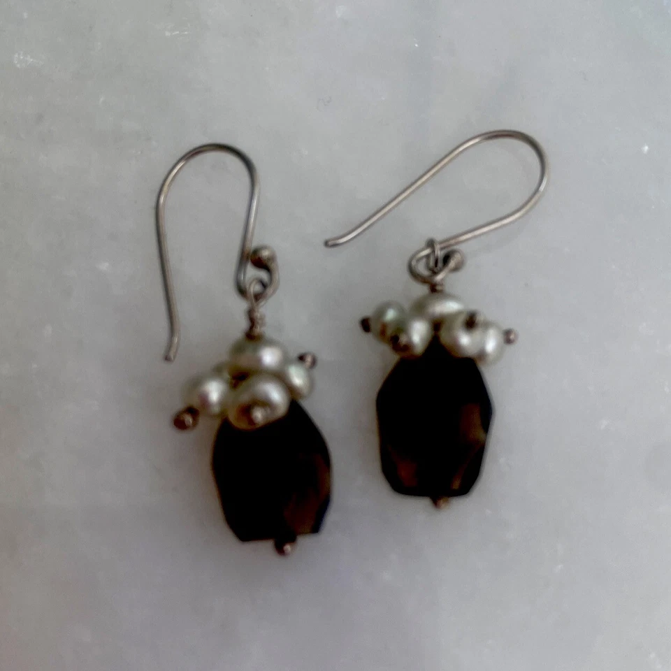 Pendientes delicados hechos a mano; racimo de perlas, topacio marrón colgante Foto 4 de 4