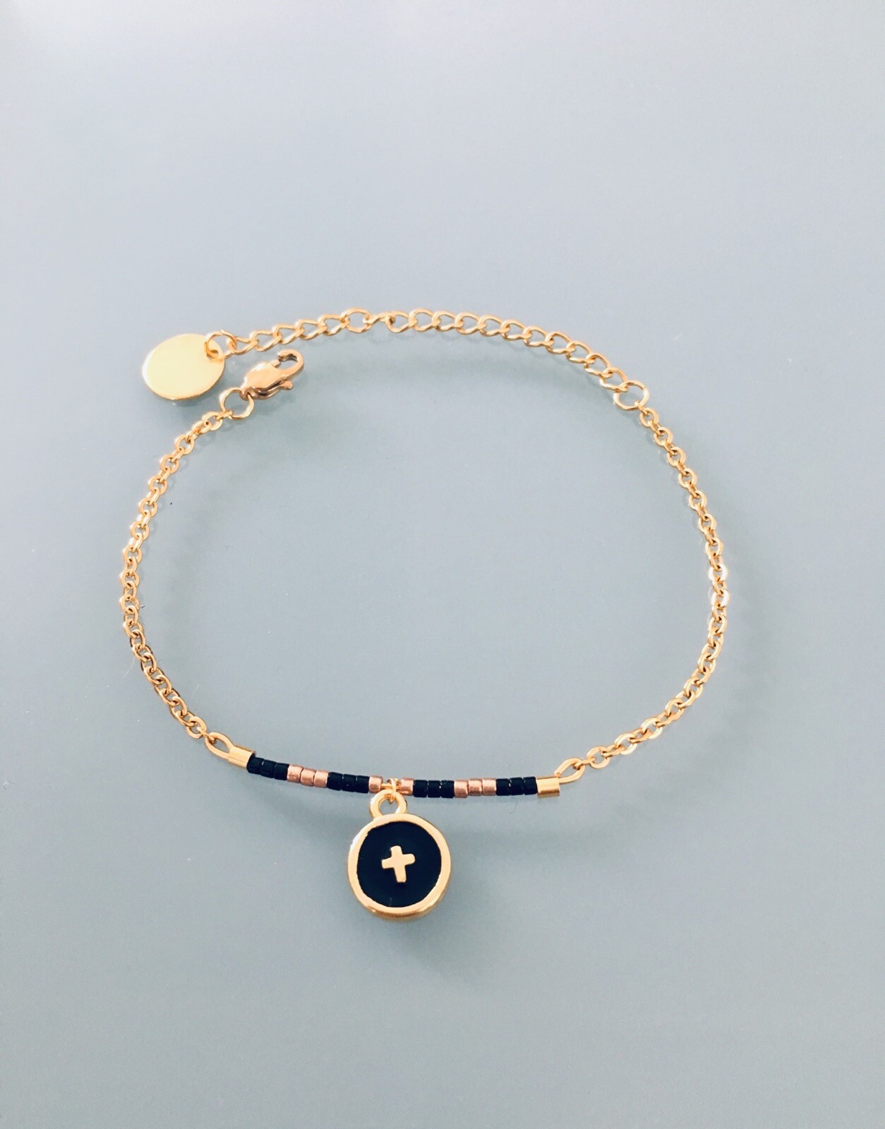 Bracelet en plaqué or 18 carats, croix et perles de culture