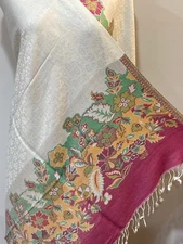 White Pashmina with Jacquard type pattern