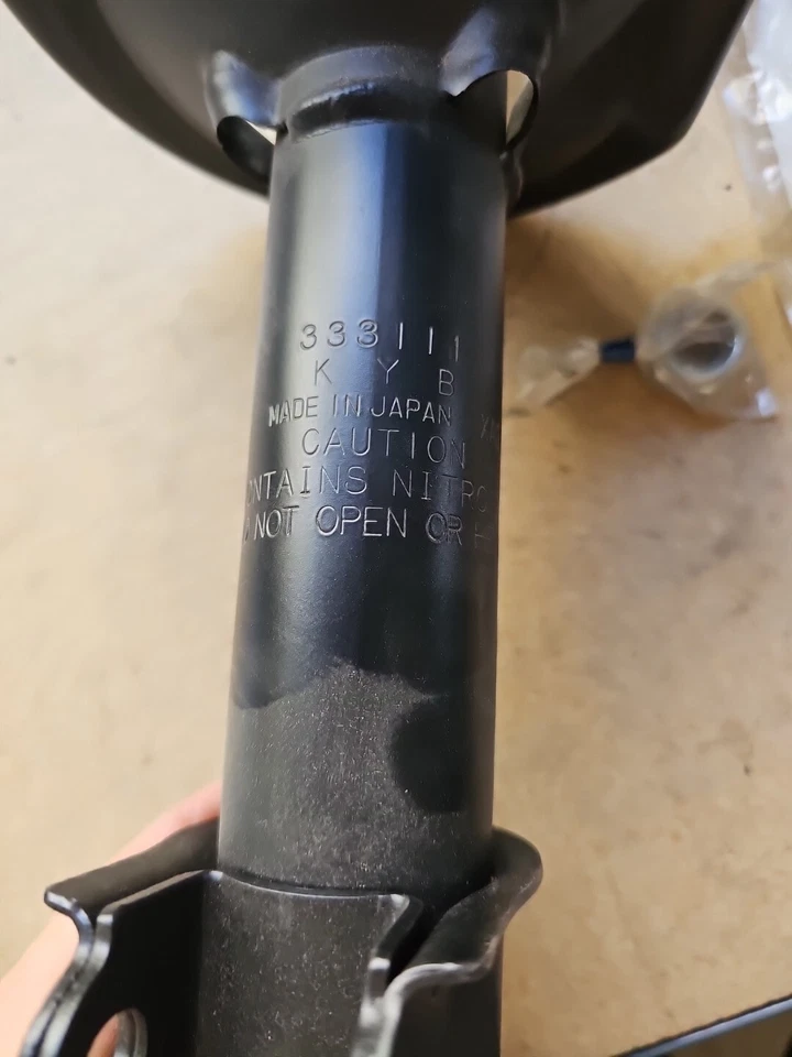 Puntal de suspensión KYB 333111 para 94-97 Kia Sephia Foto 4 de 4