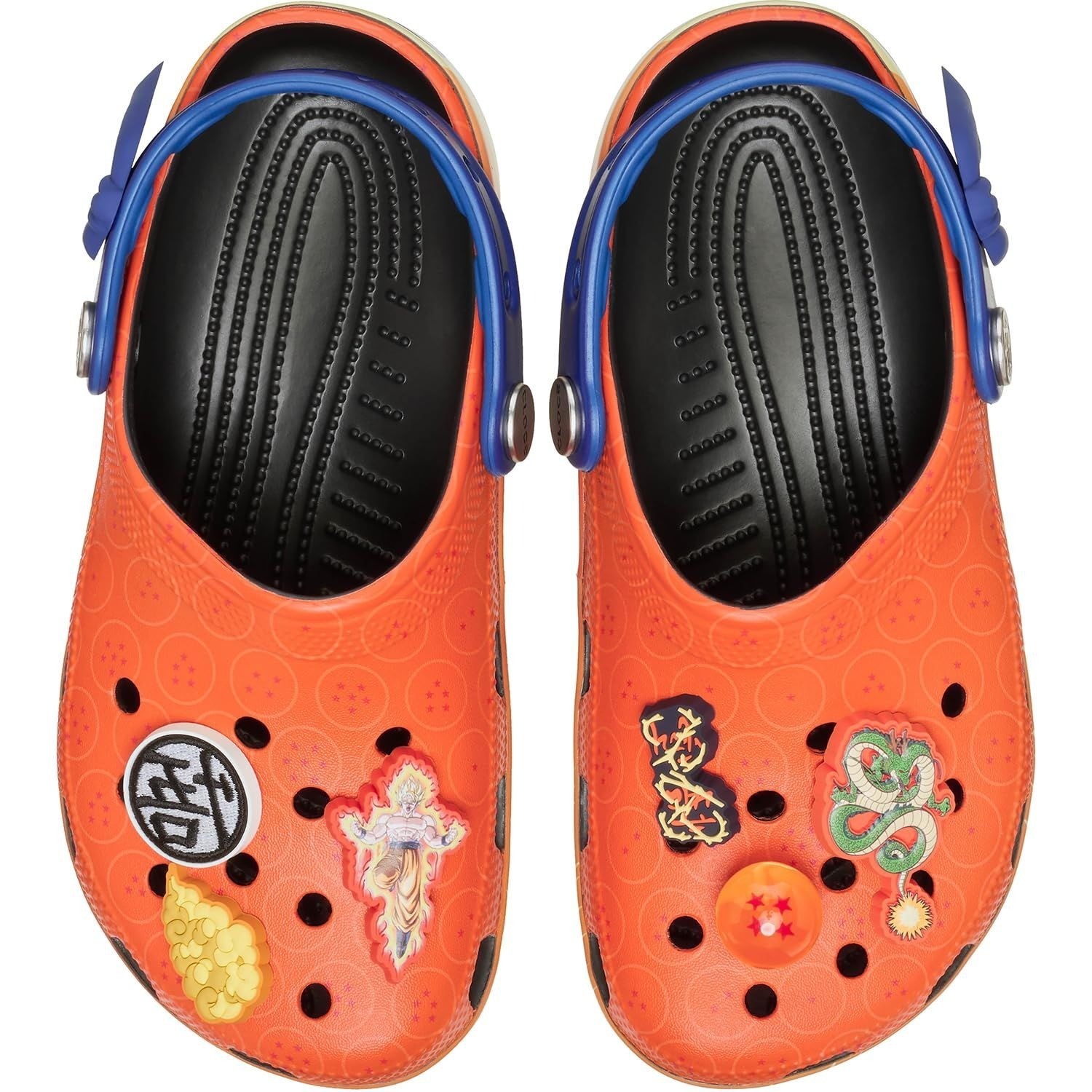 Zueco clásico Crocs Dragon Ball Z diseño Goku con exclusivos dijes Jibbitz M8