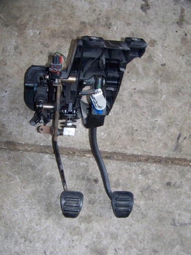 2014 2011 FORD Mustang GT MANUAL Transmission Clutch Pedal Assembly