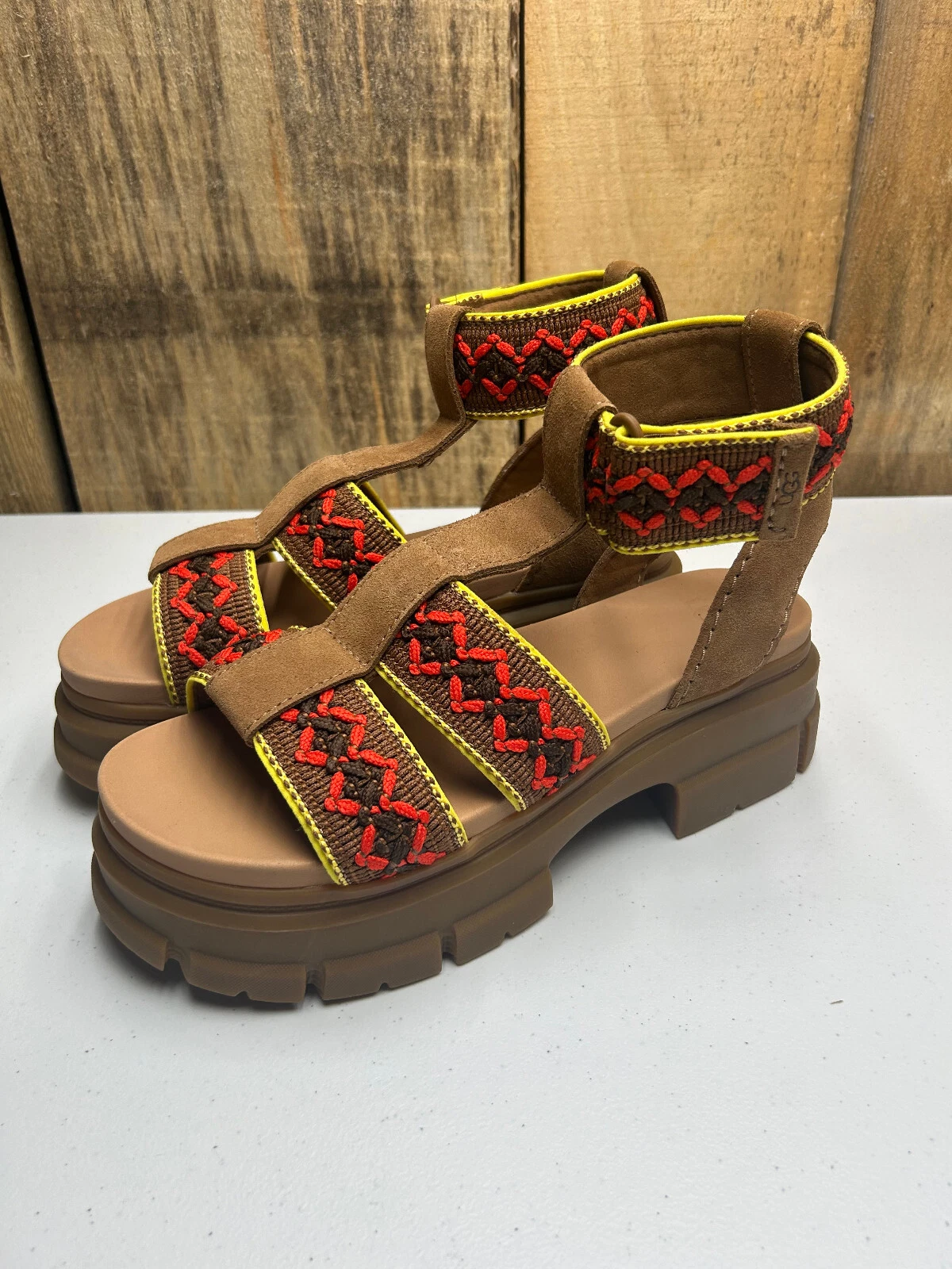 UGG Sandali con cinturini intrecciati in castagno Ashton Heritage da donna $150 taglia 7 5