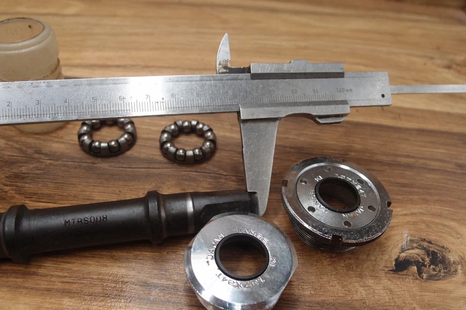 bottom bracket Tange CRMO 3SN 125,5 mm BSA / 68 mm + Shimano 600 bolts MTB - Image 3 of 4