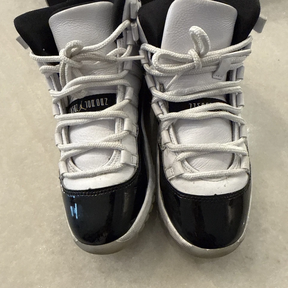 Air Jordan 11 Retro PS Gratitude Defining Moments 2Y Mo caja de repetición Foto 2 de 4