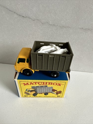 Vintage 1966 Lesney Matchbox #37 Dodge Cattle Truck w/Original Box England Mint