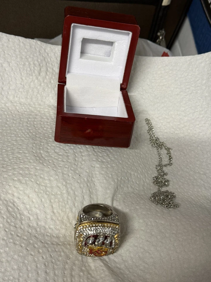 Anillo del Super Bowl de los Kansas City Chiefs con estuche marrón Foto 2 de 4