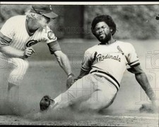 1980 Press Photo St. Louis Cardinals Anthony Scott slides under tag by Dillard