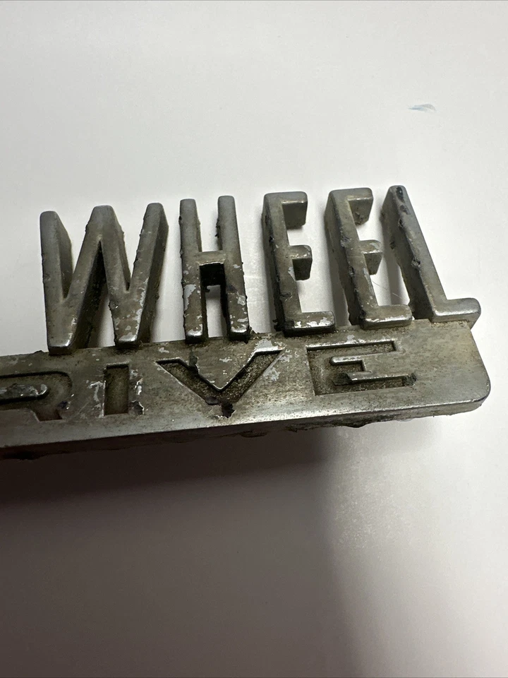 Camión vintage International Harvester "tracción en todas las ruedas" emblemas de metal 1957-59 Foto 4 de 4