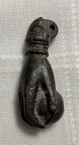 Antiker viktorianischer Türklopfer "Hand von Fatima" aus Gusseisen - Damenhand mit Kugel